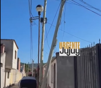 Un poste de Telecom, apunto de caer en el B° San Pedrito